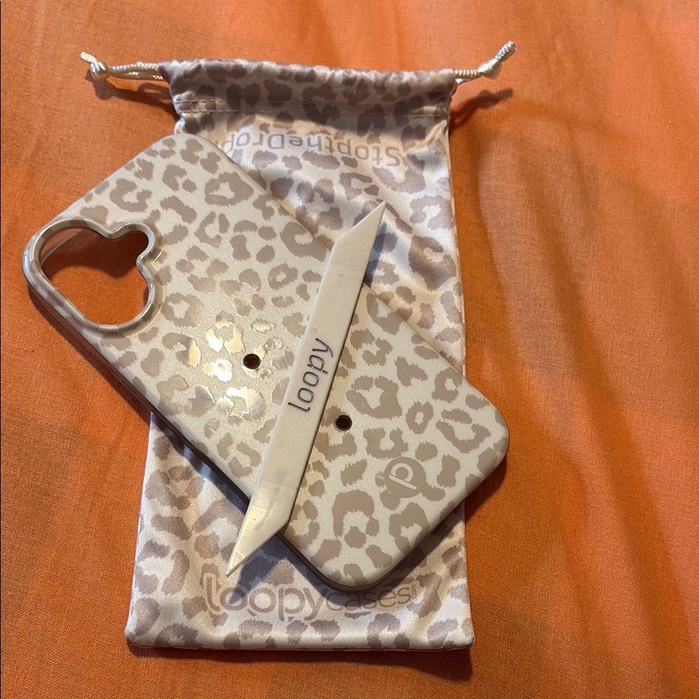 iPhone 16 Loopy Taupe Leopard Print Phone Case - Righty